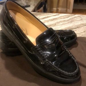 Tod’s size 8.5 black patent leather driving Mocs